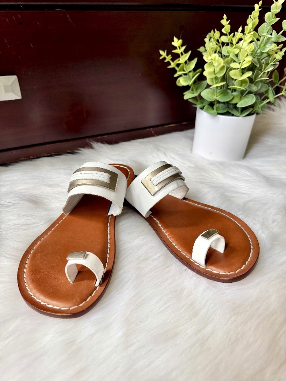 Quiet Luxury Bernardo Molly White Leather Toe Loop Resort Sandals